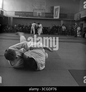 Série d'archives de photos d'une compétition de judo dans le gymnase de l'Institut pédagogique de Sloviansk, 1986, montrant des étudiants-athlètes pendant les matchs, comme un symbole de rivalité sportive pacifique pendant l'ère de la Perestroïka Banque D'Images