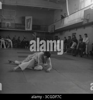 Série d'archives de photos d'une compétition de judo dans le gymnase de l'Institut pédagogique de Sloviansk, 1986, montrant des étudiants-athlètes pendant les matchs, comme un symbole de rivalité sportive pacifique pendant l'ère de la Perestroïka Banque D'Images