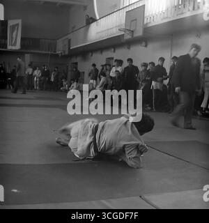 Série d'archives de photos d'une compétition de judo dans le gymnase de l'Institut pédagogique de Sloviansk, 1986, montrant des étudiants-athlètes pendant les matchs, comme un symbole de rivalité sportive pacifique pendant l'ère de la Perestroïka Banque D'Images