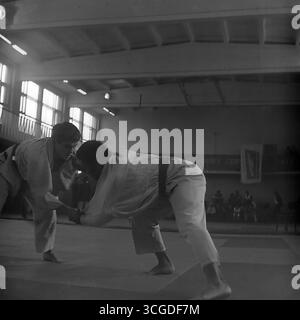 Série d'archives de photos d'une compétition de judo dans le gymnase de l'Institut pédagogique de Sloviansk, 1986, montrant des étudiants-athlètes pendant les matchs, comme un symbole de rivalité sportive pacifique pendant l'ère de la Perestroïka Banque D'Images