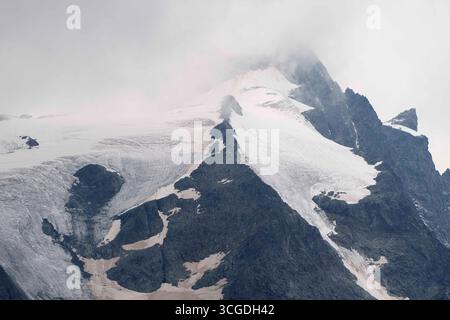 Heiligenblut, Carinthie, Autriche. 27 août 2025. Le Grossglockner est vu du haut de la Grossglockner Hochalpenstrasse, également connue sous le nom de Grossglockner High Alpine Road. C'est la route de col de montagne la plus haute surface en Autriche, nommée d'après la plus haute montagne d'Autriche. (Crédit image : © Andreas Stroh/ZUMA Press Wire) USAGE ÉDITORIAL SEULEMENT ! Non destiné à UN USAGE commercial ! Banque D'Images