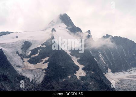 Heiligenblut, Carinthie, Autriche. 27 août 2025. Le Grossglockner est vu du haut de la Grossglockner Hochalpenstrasse, également connue sous le nom de Grossglockner High Alpine Road. C'est la route de col de montagne la plus haute surface en Autriche, nommée d'après la plus haute montagne d'Autriche. (Crédit image : © Andreas Stroh/ZUMA Press Wire) USAGE ÉDITORIAL SEULEMENT ! Non destiné à UN USAGE commercial ! Banque D'Images