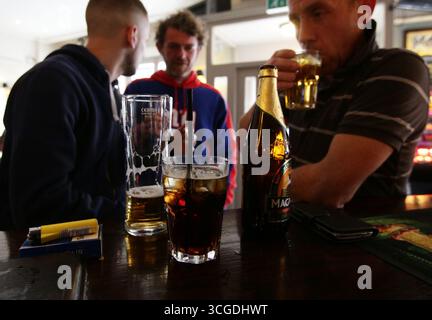Photo du dossier datée du 18/04/14 d’une sélection de boissons alcoolisées placées au bar d’un pub de Carnaby Street, au centre de Londres. Les buveurs écossais sont presque deux fois plus susceptibles d'avoir essayé et réussi à réduire leur consommation d'alcool quand quelqu'un qu'ils connaissent a coupé en arrière, a révélé la recherche. Date d'émission : jeudi 28 août 2025. Banque D'Images