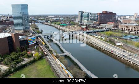 Vue aérienne de la rivière Schuylkill serpentant à travers la ville, ponts voûtant au-dessus de ses eaux sombres, juxtaposés contre les gratte-ciel imposants, Philadelphie, Pennsylvanie, États-Unis. Banque D'Images