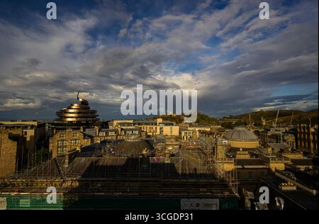 Coucher de soleil sur Édimbourg en regardant l'hôtel Balmoral et Arthurs Seat Banque D'Images
