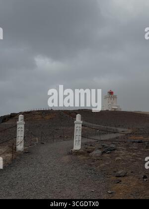 Phare de Dyrholaey en Islande, près de Vik et de la plage de sable noir Banque D'Images