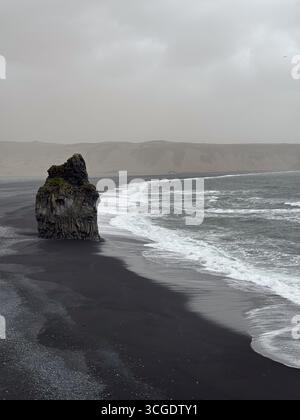 Formations rocheuses de Reynisdrangar et plage noire de Vik de Dyrhólaey Vik Islande Banque D'Images