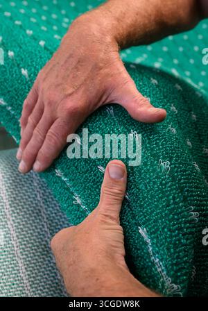 PRODUCTION - 26 août 2025, Saxe, Chemnitz : les tapis de glissement textiles sont testés dans l'usine de production de Mr. Snow à Chemnitz. Environ 13 000 fils se réunissent dans la machine à tisser et sont tissés en boucles flexibles. La structure offre une bonne surface de contact pour les carres des skis. La société basée à Chemnitz dessert désormais tout le spectre du ski, du ski de fond classique aux pistes freestyle. Dimanche (31.08.2025), la dernière installation avec de la neige textile de Chemnitz ouvrira au Danemark, une arène de ski de 5 000 mètres carrés à 360 degrés avec six pistes différentes, dont une Banque D'Images