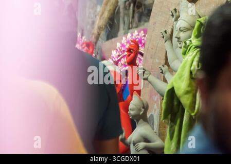 Les idoles de déesse sont préparées avec de l'argile avant le festival. Des idoles sont faites pour le festival Durga Puja. Banque D'Images