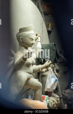 Les idoles de déesse sont préparées avec de l'argile avant le festival. Des idoles sont faites pour le festival Durga Puja. Banque D'Images