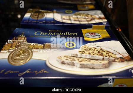 Weihnachtsware 27.08.2025, Erfurt, in einem Supermarkt stehen Ende August Bereits Lebkuchen und Weihnachtssuesswaren im Regal, diese werden zum Verkauf angeboten hier sind Dresdner Christstollen der Marke Dr.Quendt zu sehen *** articles de Noël 27 08 2025, Erfurt, dans un supermarché à la fin août, il y a déjà du pain d'épice et des bonbons de Noël sur la marque de Noël, vous pouvez voir sur l'étagère de la marque Dollen Banque D'Images
