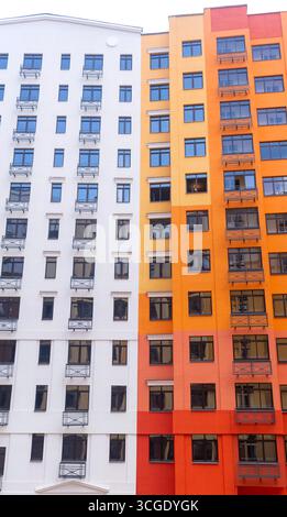 Façades colorées de bâtiments à plusieurs étages Banque D'Images