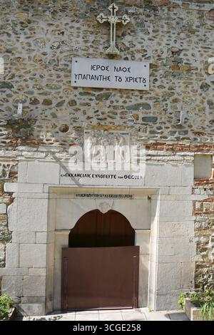 Thessalonique, Grèce-23 avril 2025 : entrée de la vieille église orthodoxe byzantine avec croix, sculptures et écrits Banque D'Images