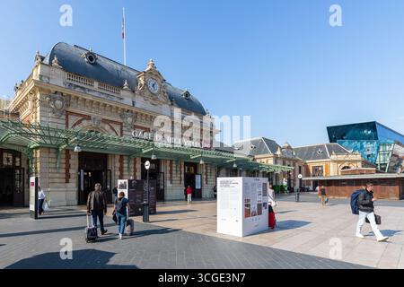 La principale gare publique Nice-ville est construite à l'écart du centre et fait partie de la voie Marseille-Vintimille et dernière étape de Nice-Breil Banque D'Images