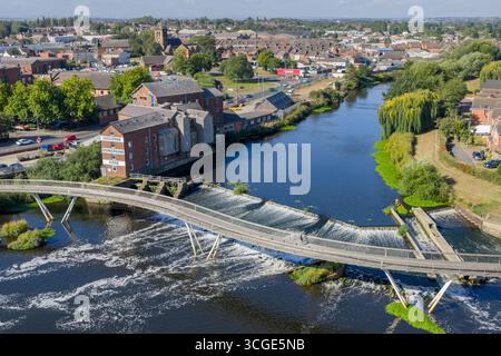 Castleford dans le West Yorkshire, avec la rivière Aire qui traverse le centre-ville et les rues urbaines environnantes. Banque D'Images