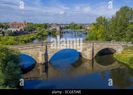 Centre-ville de Castleford et rivière Aire dans le West Yorkshire, montrant le paysage urbain et les bâtiments riverains. Banque D'Images