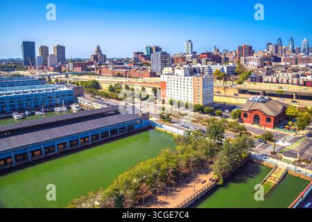 Vue sur les gratte-ciel de Philadelphie et le fleuve Delaware depuis Franklin Bridge, état de Pennsylvanie, États-Unis Banque D'Images