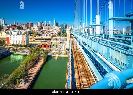 Vue sur les gratte-ciel de Philadelphie et le fleuve Delaware depuis Franklin Bridge, état de Pennsylvanie, États-Unis Banque D'Images