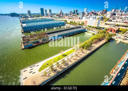 Vue sur les gratte-ciel de Philadelphie et le fleuve Delaware depuis Franklin Bridge, état de Pennsylvanie, États-Unis Banque D'Images