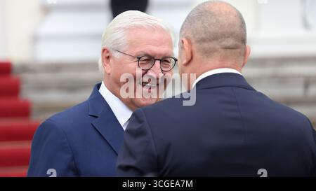 Berlin, Allemagne, 28 août 2025. Le président fédéral Frank-Walter Steinmeier reçoit le président bulgare, rumen Radev, au Palais de Bellevue. Photo : Klaus KROENERT crédit : Klaus KROENERT/Alamy Live News Banque D'Images