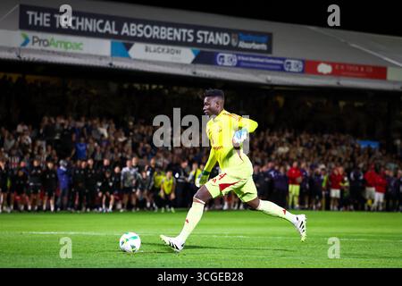 Cleethorpes, Royaume-Uni. 27 août 2025. Le gardien de but de Manchester United Andre Onana (24 ans) tirs au but lors du match du Grimsby Town FC contre Manchester United FC Carabao Cup 2nd Round à Blundell Park, Cleethorpes, Angleterre, Royaume-Uni le 27 août 2025 crédit : Phil Duncan/Every second Media crédit : Every second Media/Alamy Live News Banque D'Images