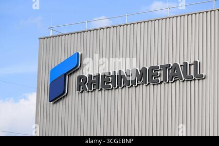27 août 2025, basse-Saxe, Unterlüß : un logo est accroché sur la nouvelle usine d'artillerie de Rheinmetall. L'usine produira des munitions d'artillerie et plus tard aussi de l'artillerie de roquette. Photo : Julian Stratenschulte/dpa Banque D'Images