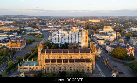 Vol matinal au-dessus de la ville de Dundalk, comté de Louth, République d'Irlande Banque D'Images