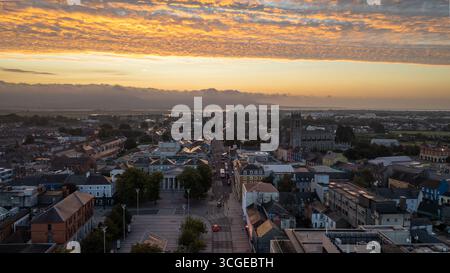 Vol matinal au-dessus de la ville de Dundalk, comté de Louth, République d'Irlande Banque D'Images
