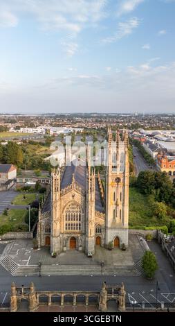 Vol en soirée au-dessus de la ville de Dundalk, comté de Louth, République d'Irlande Banque D'Images