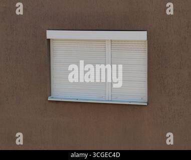 Abri silencieux. Stores blancs fermés. Banque D'Images
