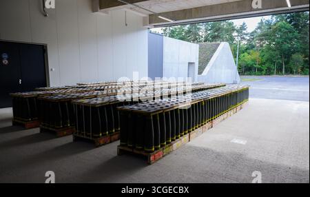 27 août 2025, basse-Saxe, Unterlüß : munitions d'artillerie de 155 mm dans la nouvelle usine d'artillerie de Rheinmetall. L'usine produira des munitions d'artillerie et plus tard aussi de l'artillerie de roquette. Photo : Julian Stratenschulte/dpa Banque D'Images