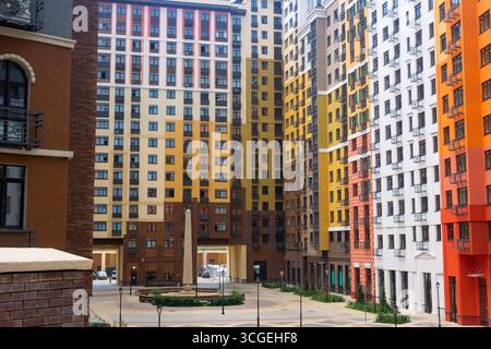 Moscou, Russie - 17 juillet. 2025 : façade d'un bâtiment à plusieurs étages Banque D'Images