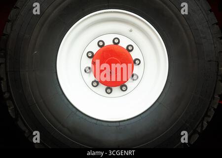 Roue de camion lourd avec disque blanc et centre rouge, gros plan. Banque D'Images