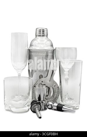 Ensemble de shaker à cocktail en acier inoxydable avec outils de bar, y compris jigger, passoire, verseurs de bouteilles et assortiment de verrerie vides, isolé sur un dos blanc Banque D'Images