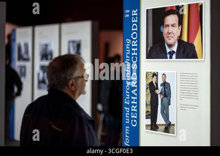 Besucher beim Tag der offenen Tür der Bundesregierung 2025 im Bundespressecout à Berlin. / Visiteurs à la Journée portes ouvertes du gouvernement fédéral 2025 au Bureau fédéral de presse à Berlin. Snapshot-Photography/K.M.Krause Banque D'Images