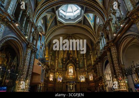 Intérieur de la basilique Santa Maria de Montserrat, située dans la région de Catalogne en Espagne Banque D'Images