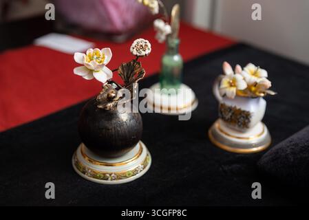 Un arrangement floral sophistiqué avec de délicates fleurs dans des vases décoratifs en céramique. la scène respire l'élégance et le flair artistique, parfait pour Banque D'Images