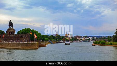 Vue panoramique de Koblentz prise depuis le Rhin à la jonction de German Corner (Deutsches Eck) Banque D'Images