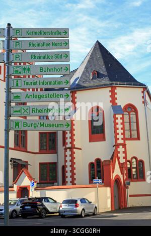 Boppard, Allemagne 20-07-25. Un panneau avec des directions à divers endroits dans la ville. C'est une destination touristique populaire avec beaucoup de gens comin Banque D'Images
