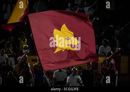 Rome, Italie. 23 août 2025. Un drapeau de L'AS Roma lors du match de Serie A Enilive entre L'AS Roma et le Bologna FC 1909 au Stadio Olimpico le 23 août 2025 à Rome, Italie. Crédit : Giuseppe Maffia/Alamy Live News Banque D'Images