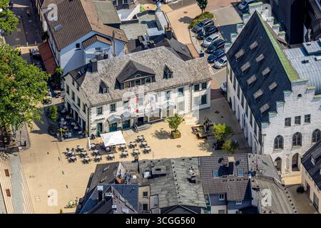 Luftbild, Maiworm Metzgerei und Außengastronomie, rechts das Südsauerlandmuseum, Alter Markt, Attendorn, Sauerland, Nordrhein-Westfalen, Deutschland ACHTUNGxMINDESTHONORARx60xEURO *** vue aérienne, boucherie Maiworm et restaurant extérieur, à droite le Südsauerlandmuseum, Alter Markt, Attendorn, Sauerland, Rhénanie du Nord-Westphalie, Allemagne ATTENTIONxMINDESTHONORARx60xEURO Banque D'Images