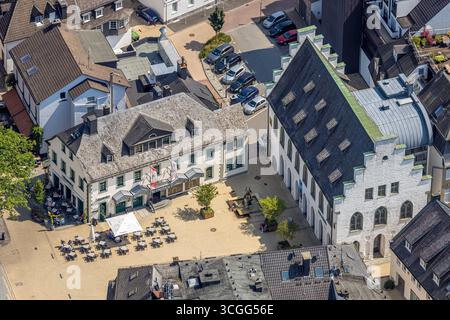 Luftbild, Maiworm Metzgerei und Außengastronomie, rechts das Südsauerlandmuseum, Alter Markt, Attendorn, Sauerland, Nordrhein-Westfalen, Deutschland ACHTUNGxMINDESTHONORARx60xEURO *** vue aérienne, boucherie Maiworm et restaurant extérieur, à droite le Südsauerlandmuseum, Alter Markt, Attendorn, Sauerland, Rhénanie du Nord-Westphalie, Allemagne ATTENTIONxMINDESTHONORARx60xEURO Banque D'Images