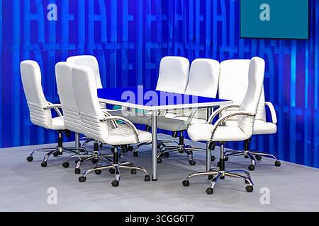 Table de conférence avec chaises autour de l'intérieur moderne du bureau Banque D'Images