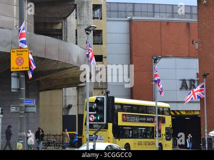 Manchester, Royaume-Uni, 28 août 2025. Les drapeaux de l'Union Jack et de St George sont apparus dans le centre de Manchester, au Royaume-Uni, pendant la nuit. Des drapeaux similaires sont apparus dans tout le pays dans le cadre de l'activisme de l'opération « élever les couleurs ». Sur une page Facebook, ce groupe a déclaré : « il veut ramener le patriotisme une fois pour toutes ». Les médias rapportent que le conseil municipal de Manchester ne retirera pas les drapeaux s'ils ne sont pas un problème de sécurité, et que leur mise en place n'a pas causé de dommages criminels. Certains conseils, comme Brighton et Hove, ont enlevé ces drapeaux, citant le Highway Act 1980. Crédit : Terry Waller/Alamy Live News Banque D'Images