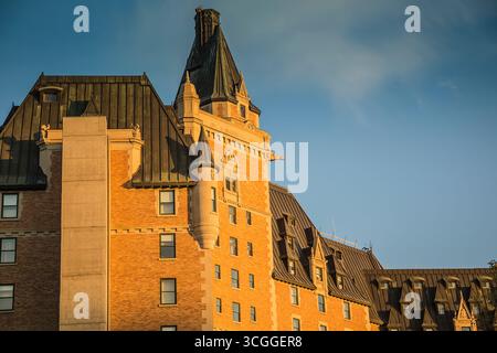 Construit en 1935, l’hôtel historique Delta Bessborough est l’un des hôtels ferroviaires les plus emblématiques du Canada et un symbole de Saskatoon. Banque D'Images