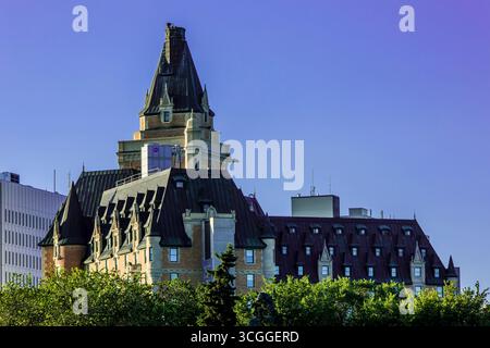 Construit en 1935, l’hôtel historique Delta Bessborough est l’un des hôtels ferroviaires les plus emblématiques du Canada et un symbole de Saskatoon. Banque D'Images