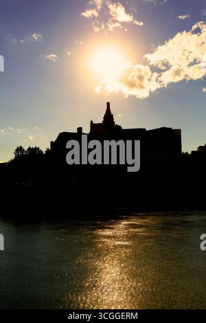 L'emblématique Bessborough à Saskatoon brille contre un coucher de soleil doré des prairies, mettant en valeur l'architecture de style château le long de la rivière Saskatchewan Sud Banque D'Images