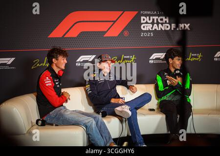 01 Max Verstappen, (NED) Oracle Red Bull Racing RB21, Honda, Olli Bearman et Gabriel Bortoleto, lors du GP néerlandais, Zandvoort 28-31 août 2025. Pour Banque D'Images