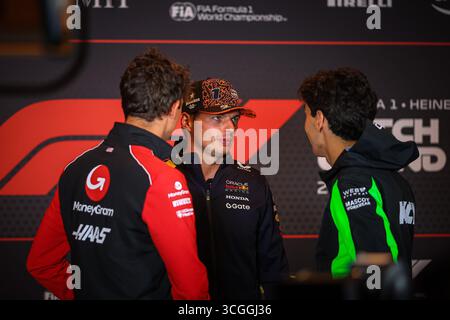 01 Max Verstappen, (NED) Oracle Red Bull Racing RB21, Honda, Olli Bearman et Gabriel Bortoleto, lors du GP néerlandais, Zandvoort 28-31 août 2025. Pour Banque D'Images