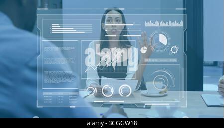 Présentation cadre portant un chemisier blanc, gilet noir pointant vers le tableau de bord holographique dans le bureau Banque D'Images